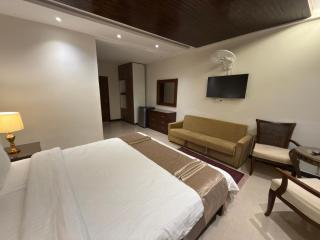 RockCliff Resort Executive Room Kashmir Point- 5 min to GPO - 8