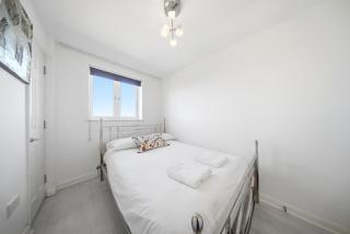 Waterside Apt · Balcony · NEC & Airport · Pets OK - 4