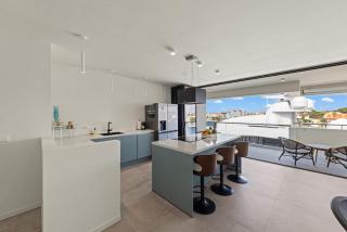 CuraCondo - Panoramic sunset & Harbor Views - 2