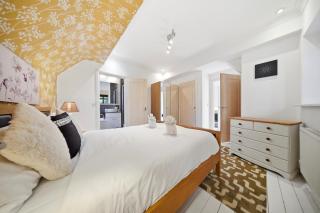 Tudor Lodge · Gated Moseley Home · Free Parking - 1