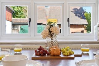 Tudor Lodge · Gated Moseley Home · Free Parking - 7
