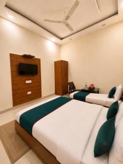 Hotel Woodlark Inn Zirakpur Chandigarh !! Family Hotel ! Traveler choice ! Top Rated Property - 9
