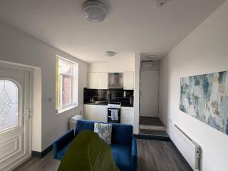 Apartment Sleeps 3 - Free Parking & Balcony - 8