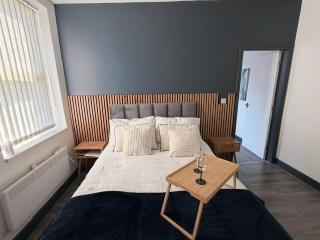 Apartment Sleeps 3 - Free Parking & Balcony - 4