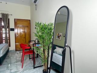 VAR - Bamboo Haus- AC 4 Rooms, 7 min walk to beach - 8