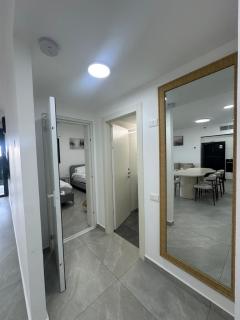 Luxury High-Floor Apt | New Tower | Steps to Mall - 4