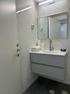 Luxury High-Floor Apt | New Tower | Steps to Mall - 3