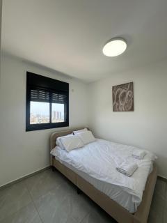 Luxury High-Floor Apt | New Tower | Steps to Mall - 2