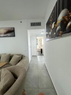 Luxury High-Floor Apt | New Tower | Steps to Mall - 1