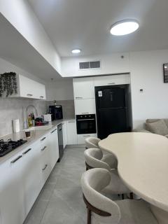 Luxury High-Floor Apt | New Tower | Steps to Mall - 3