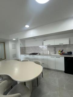 Luxury High-Floor Apt | New Tower | Steps to Mall - 1