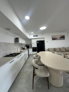 Luxury High-Floor Apt | New Tower | Steps to Mall - 4