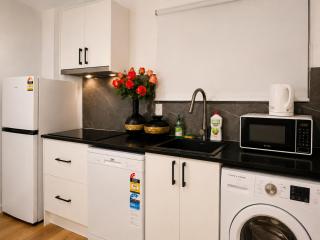 Modern Holland Park Unit with Easy City Access - 2