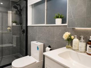 Modern Holland Park Unit with Easy City Access - 6