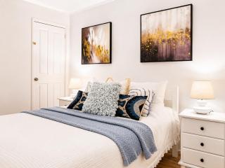 Modern Holland Park Unit with Easy City Access - 8