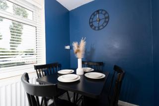 2BR with Attic Room Free Parking WiFi St Luke - 9