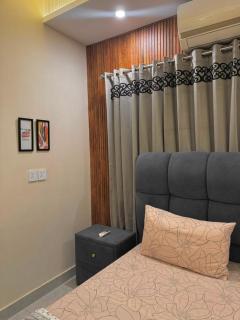 Stylish 1BHK Comfortable & Modern Stay Bahria Phase 7 - 6