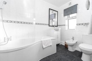 Charming 3 Bed House - Garden - Parking - Wi-Fi Netflix 83BMH - 4