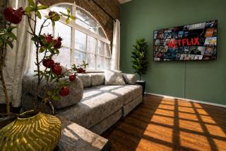 City Centre Flat by Bars and Shops with Free Parking - 7