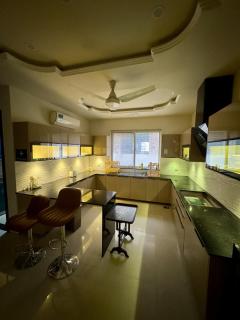 Casa Bonita Luxury house with 6 bedrooms 3 min walk w Raya DHA - 4