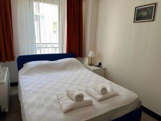 New air-conditioned apartment within walking distance to tourist attractions - 4