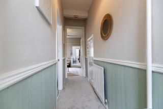 Gateshead 2-Bedroom Flat Near Town Centre with Great Metro Access - 1