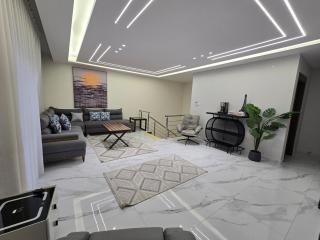 Luxury 2BD with Open View Roof - 0