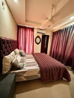 Cozy 2BHK Fast-Wifi Central B-17 - 6