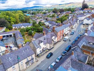 Charming 4-Bedroom Home in Ruthin Sleeps 8 - 6