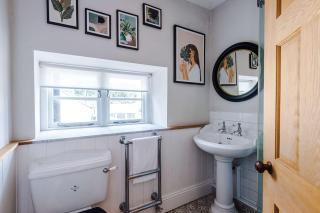 Charming 4-Bedroom Home in Ruthin Sleeps 8 - 1