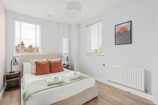 Modern 2 Bed Flat with Balcony in the Heart of Wandsworth - 6