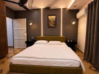 2 Bedroom Apartment,3 AC, Snacks & Free Parking Bahria Town Lahore - 2