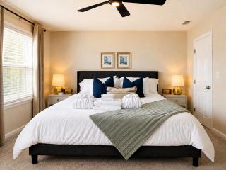 Capitol House - 3 Bed 1 Full and 1 Half Bath, Pet Friendly with Hot Tub walk to Lucas Oil Stadium - 6