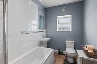 Charming home,Ps4,Parking,Contractors,King bed,Trafford Center - 8