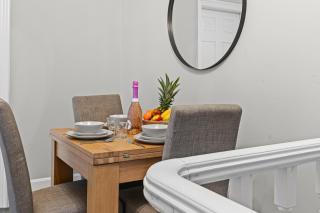 Charming home,Ps4,Parking,Contractors,King bed,Trafford Center - 7