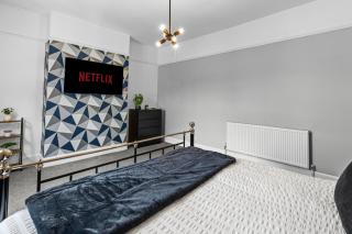 Charming home,Ps4,Parking,Contractors,King bed,Trafford Center - 6