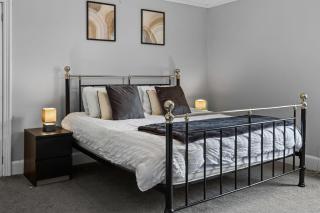 Charming home,Ps4,Parking,Contractors,King bed,Trafford Center - 2