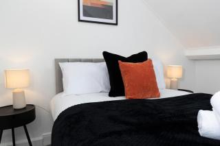 Spacious 4BR House Sleeps 7 Free WiFi - 8