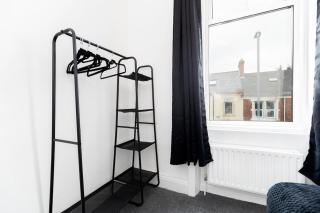 Spacious 4BR House Sleeps 7 Free WiFi - 7