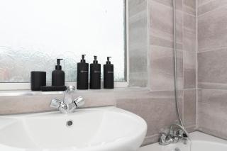 Spacious 4BR House Sleeps 7 Free WiFi - 6