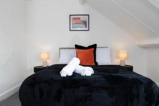 Spacious 4BR House Sleeps 7 Free WiFi - 4