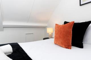 Spacious 4BR House Sleeps 7 Free WiFi - 3