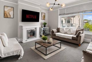 Charming home,Ps4,Parking,Contractors,King bed,Trafford Center - 0