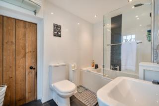 1 Bed - Sleeps 4 - Parking - Pets - Town Centre - 1