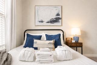 Capitol House - 3 Bed 1 Full and 1 Half Bath, Pet Friendly with Hot Tub walk to Lucas Oil Stadium - 4