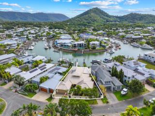 Waterfront villa with pool, pontoon & piano - 0