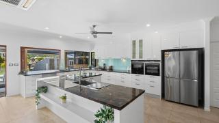 Waterfront villa with pool, pontoon & piano - 9