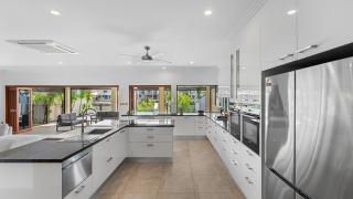 Waterfront villa with pool, pontoon & piano - 4