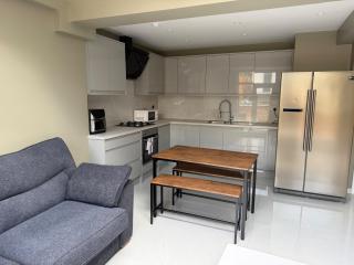 New 6 Bed- 4 Bath Home Near Luton Airport - 9