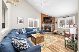 Sleek 2BR Kettlebrook Condo with Fireplace Ski-in Ski-out - 0